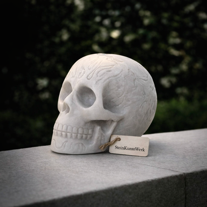 Totenkopf Dekofigur im Gothic Stil, detailreich und handgefertigt, für Ritual, Meditation und moderne Raumgestaltung – SteinKunstWerk