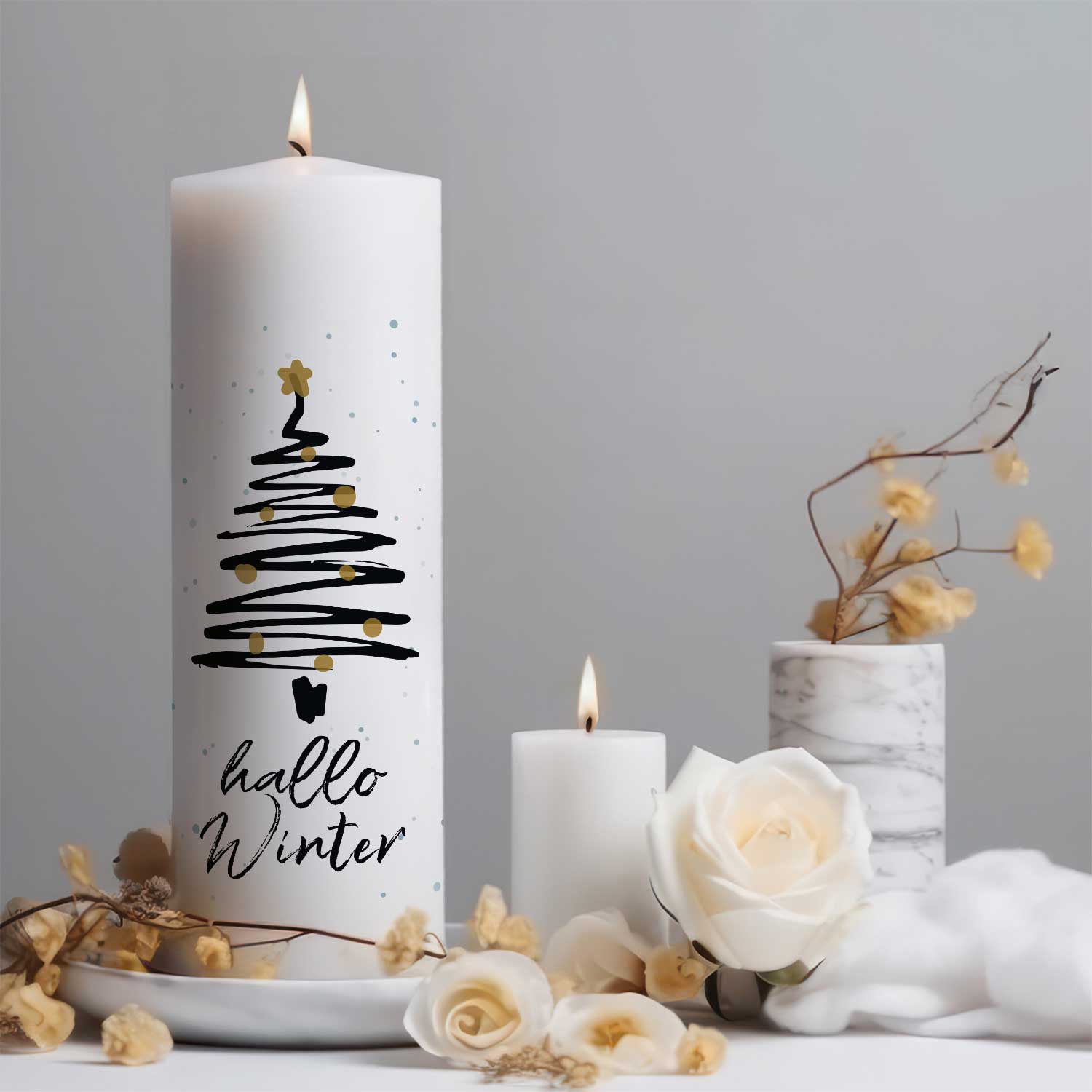 Weihnachtskerze „Hallo Winter“ – schlichte Produktansicht der großen Kerze