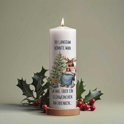 Personalisierte Weihnachtskerze „Glühwein Elch“ in festlicher Weihnachtsdekoration