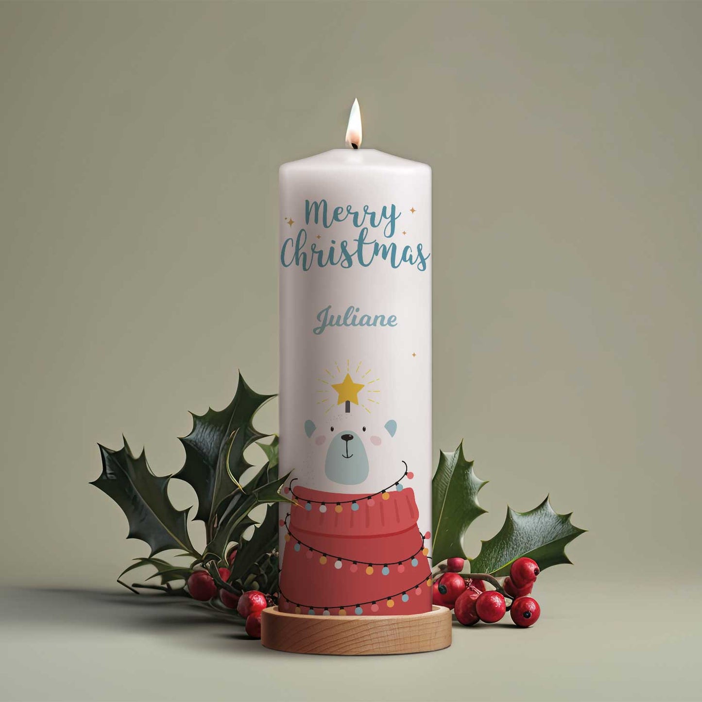 Personalisierte Weihnachtskerze „Eisbär“ in winterlicher Weihnachtsdekoration