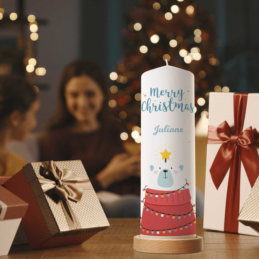 Personalisierte Weihnachtskerze „Eisbär“ mit Name in stimmungsvoller Weihnachtsdekoration