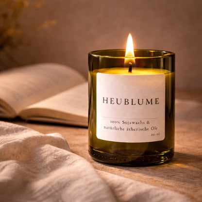 Heublume Duftkerze als ruhiges Ritual-Element bei Abendlicht