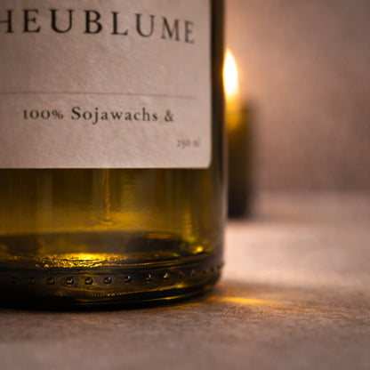 Heublume Duftkerze als ruhiges Ritual-Element bei Abendlicht