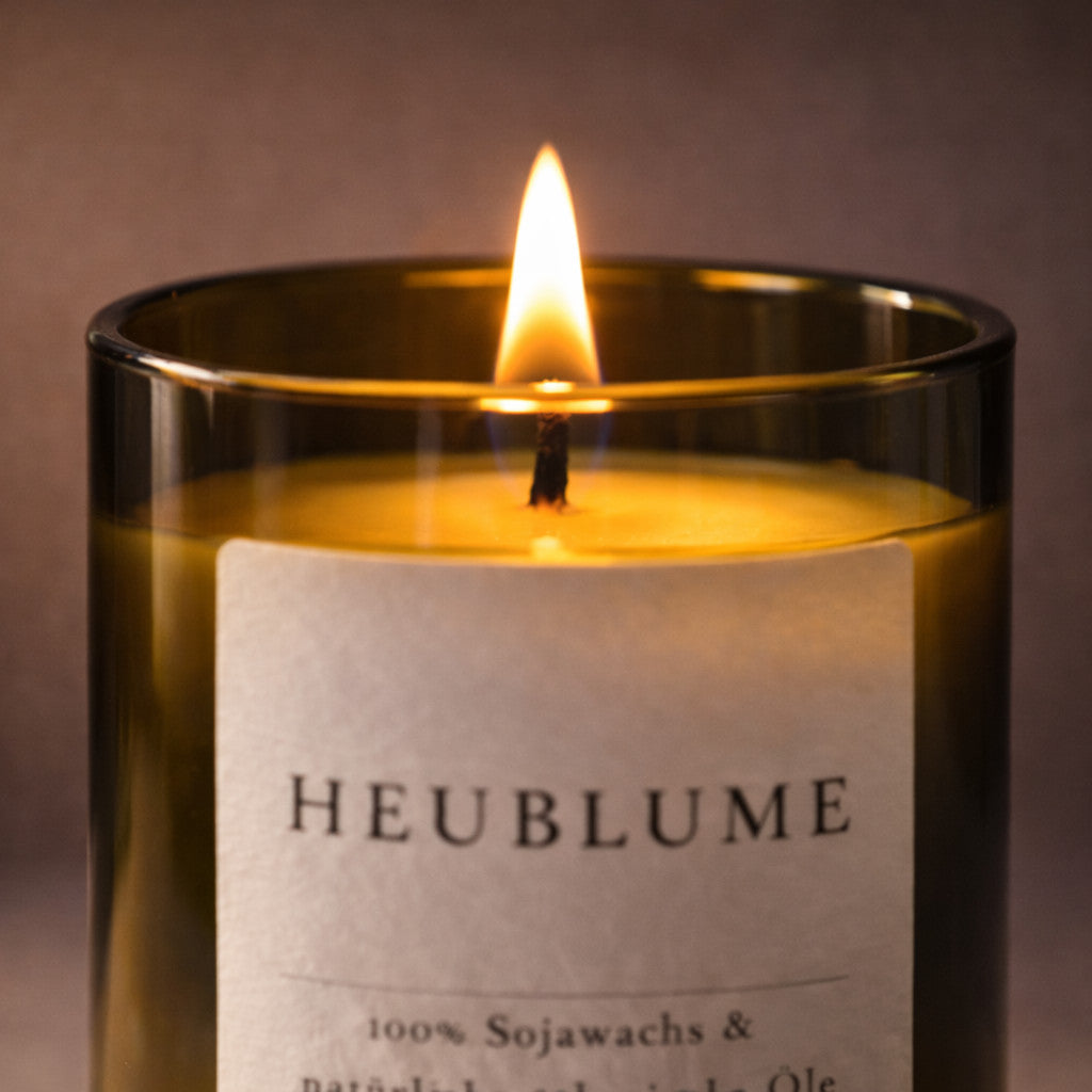 Heublume Duftkerze als ruhiges Ritual-Element bei Abendlicht