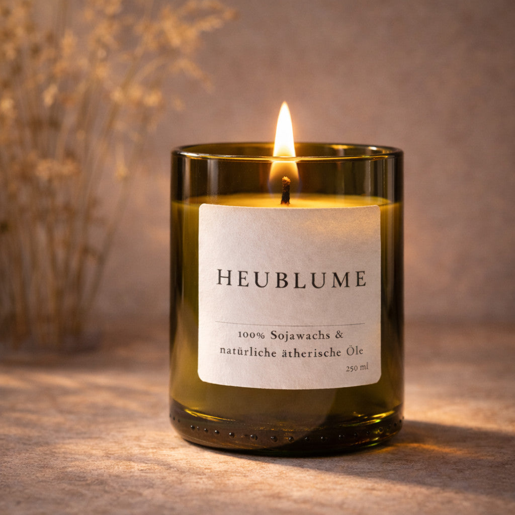 Heublume Duftkerze als ruhiges Ritual-Element bei Abendlicht