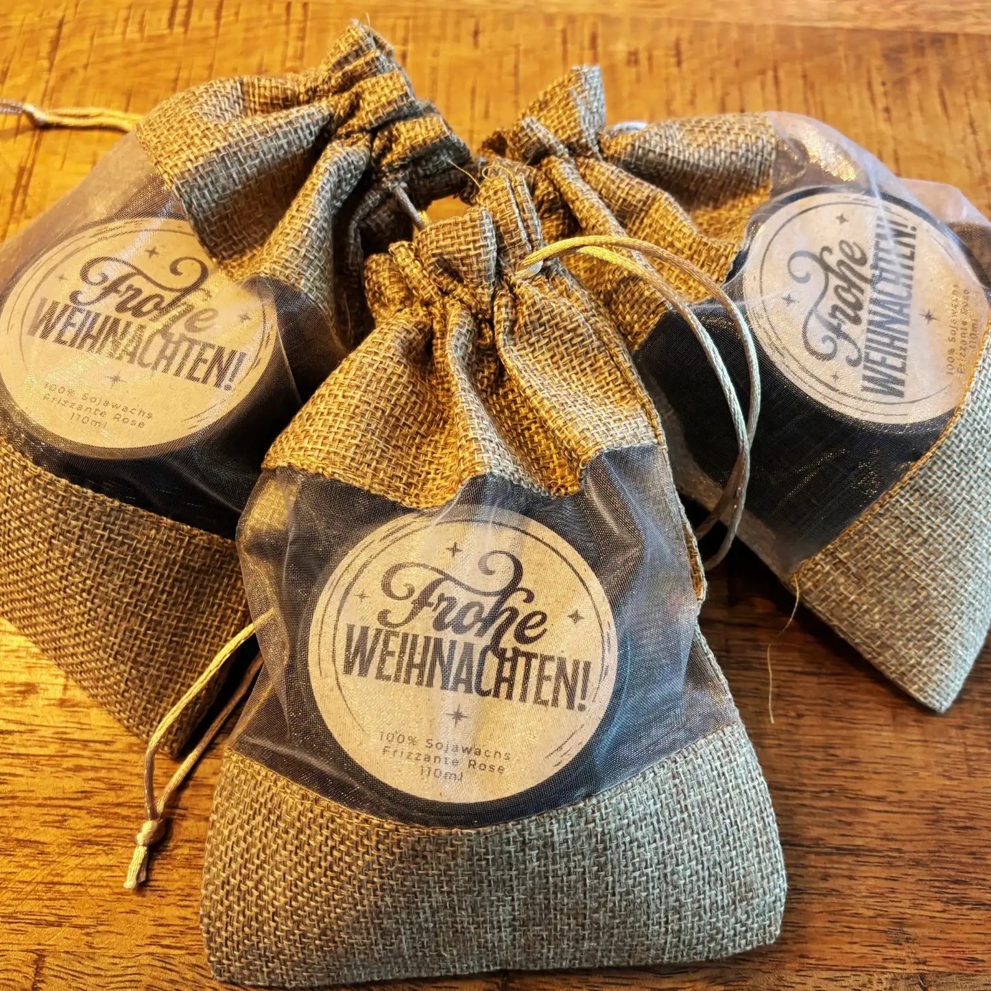 Personalisierbares Duftkerzen-Set als Weihnachts-, Wichtel- oder Jahresgeschenk für Mitarbeiter oder Arbeitskollegen – Handgemacht mit getrockneten Blüten aus dem Südschwarzwald - Einzeln verpackt