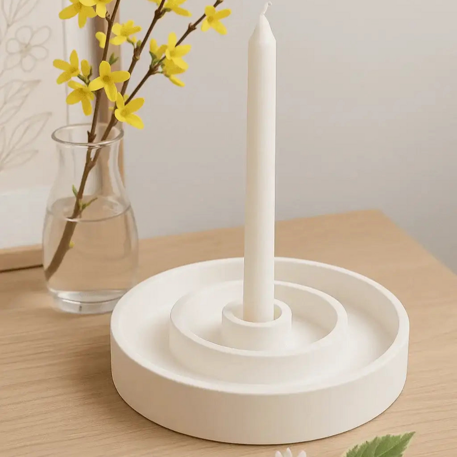 Weißer moderner Kerzenteller aus SteinKunstWerk mit klarer Kerze auf hellem Holztisch für schlichte Deko