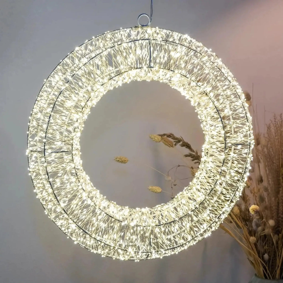 Beleuchteter Weihnachtskranz mit warmweißen LEDs als Türkranz für innen und außen