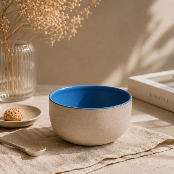 Handgefertigte KUMO Cappuccino Tasse in Blau mit minimalistischer Keramikoptik und Latte Art für stilvolle Coffee Rituals