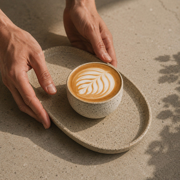 Handgefertigte KUMO Cappuccino Tasse mit minimalistischer Keramikoptik und Latte Art für stilvolle Coffee Rituals