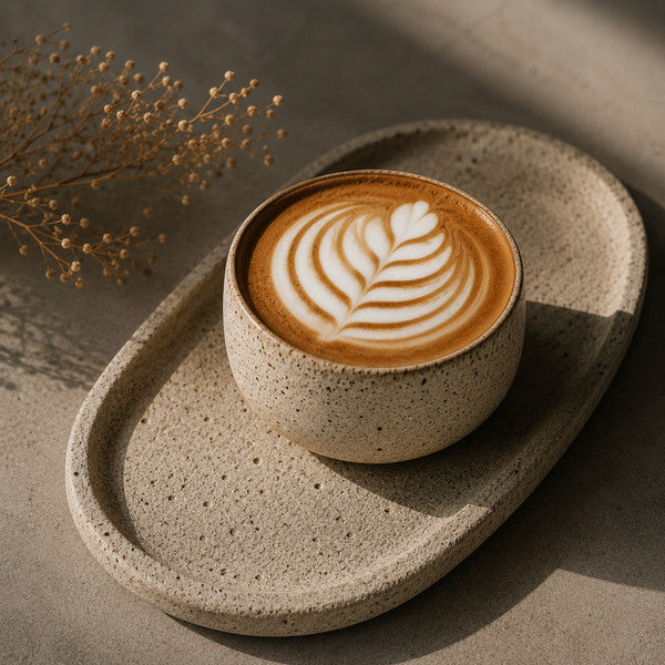 Handgefertigte KUMO Cappuccino Tasse mit minimalistischer Keramikoptik und Latte Art für stilvolle Coffee Rituals
