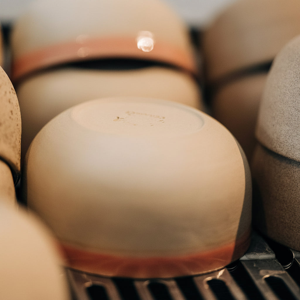 Detailaufnahme der handgemachten KUMO Flat White Tasse in Altrosa für stilvolle Coffee Rituals