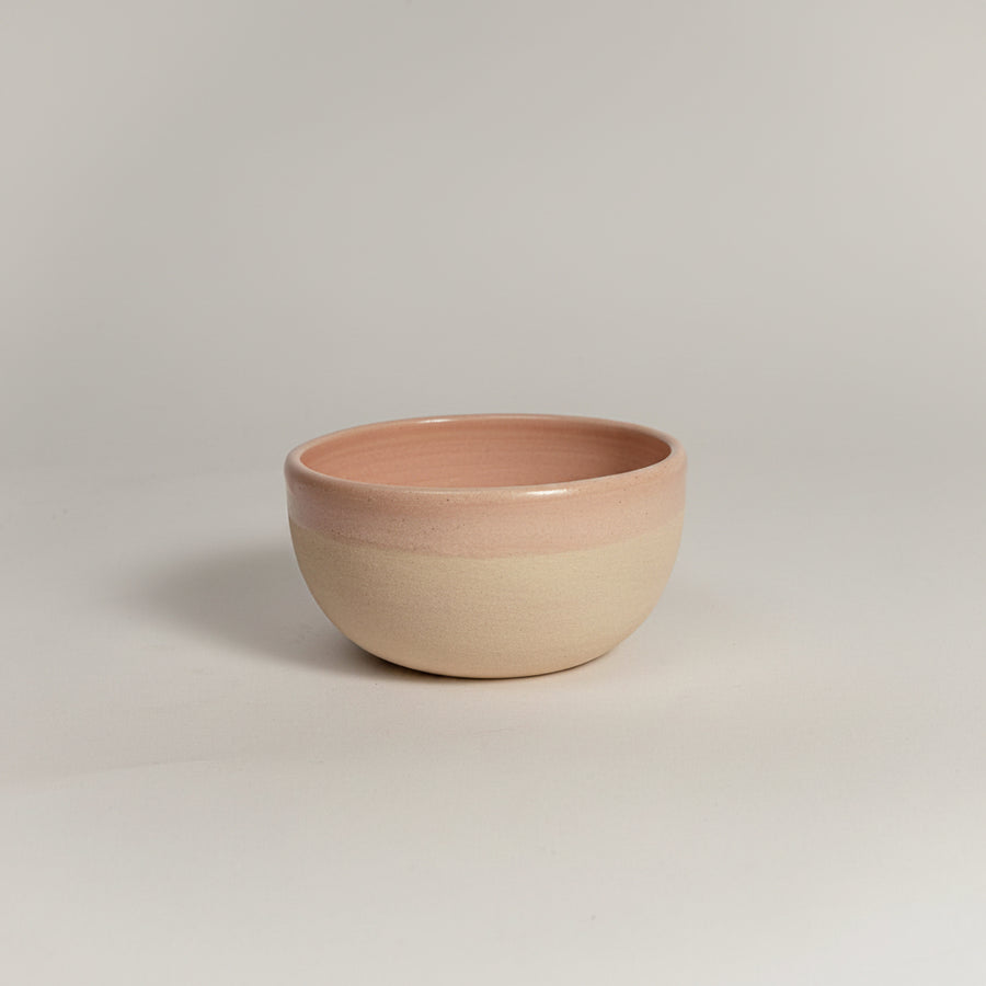 Handgemachte KUMO Flat White Tasse in Altrosa für Kaffee und Coffee Rituals
