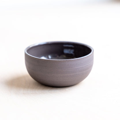 Handgemachte KUMO Flat White Tasse in Grau-Schwarz