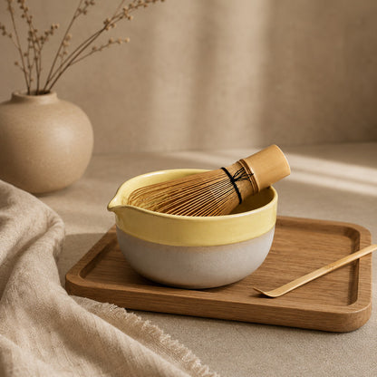 Matcha mit handgefertigter Matcha Chawan gelb im Japandi Stil