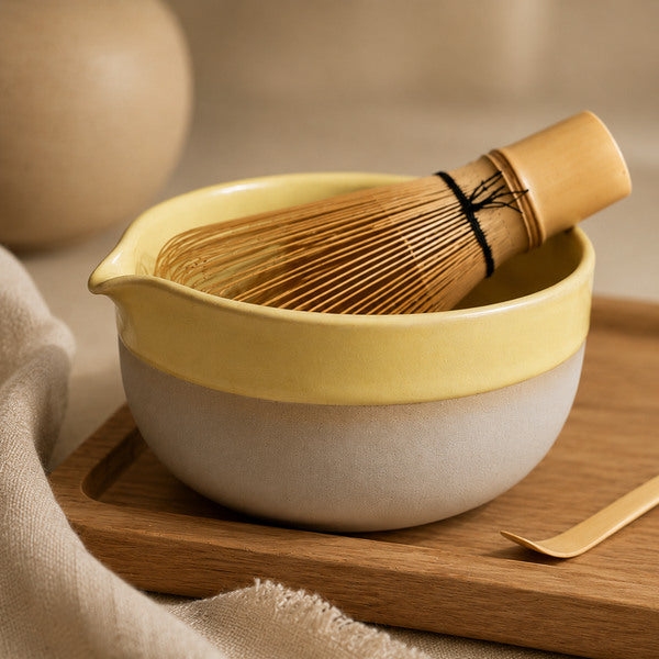 Matcha mit handgefertigter Matcha Chawan gelb im Japandi Stil