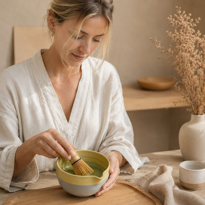 Frau bereitet Matcha mit handgefertigter Matcha Chawan gelb im Japandi Stil zu