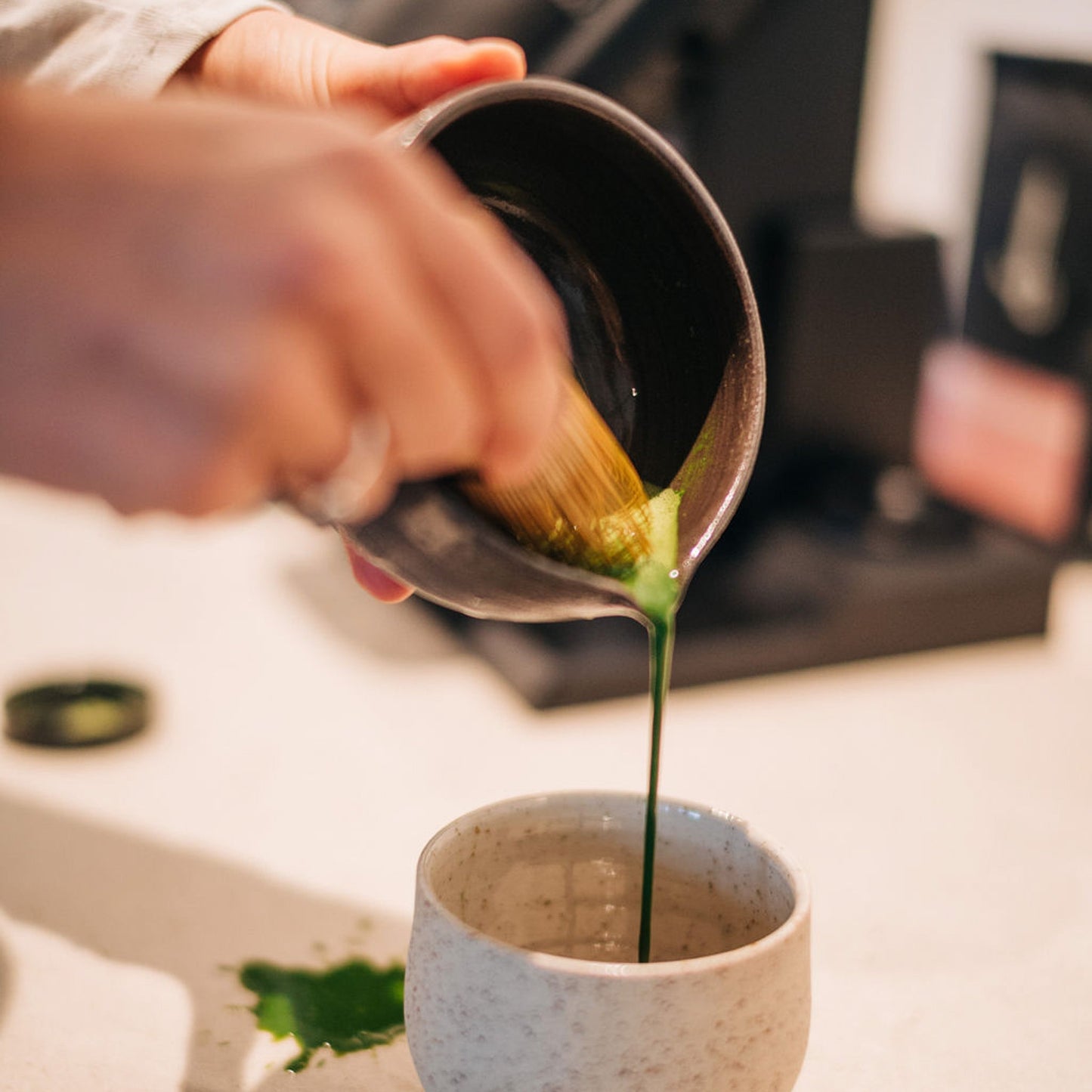 Matcha bundle grey-black – Chawan &amp; broom stand in perfect harmony
