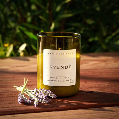 Lavendel Duftkerze – Ruhe, Balance & natürliche Entspannung - by SteinKunstWerk | Kerze aus alter Weinflasche aus nachhaltiger Herstellung
