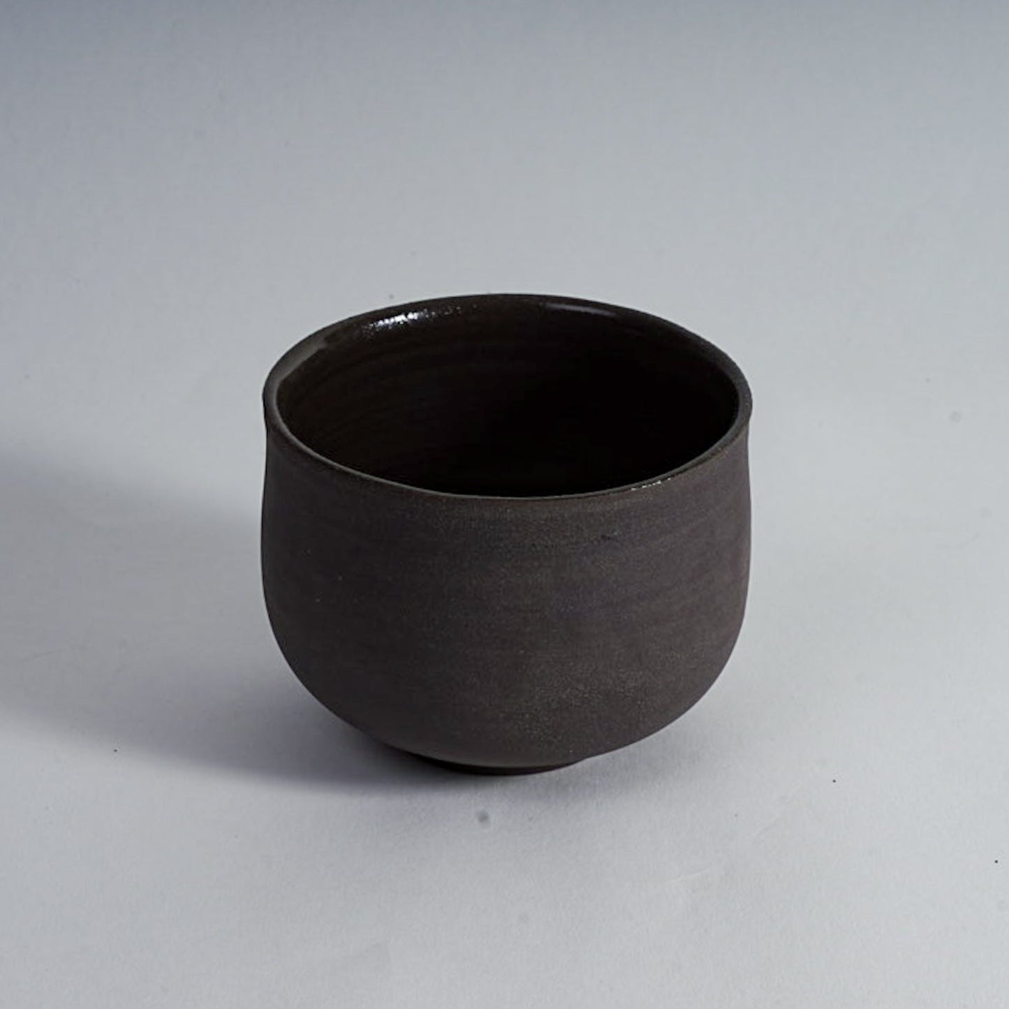 Ocha – Handmade teacup made of grey and black ceramic (325 ml)
