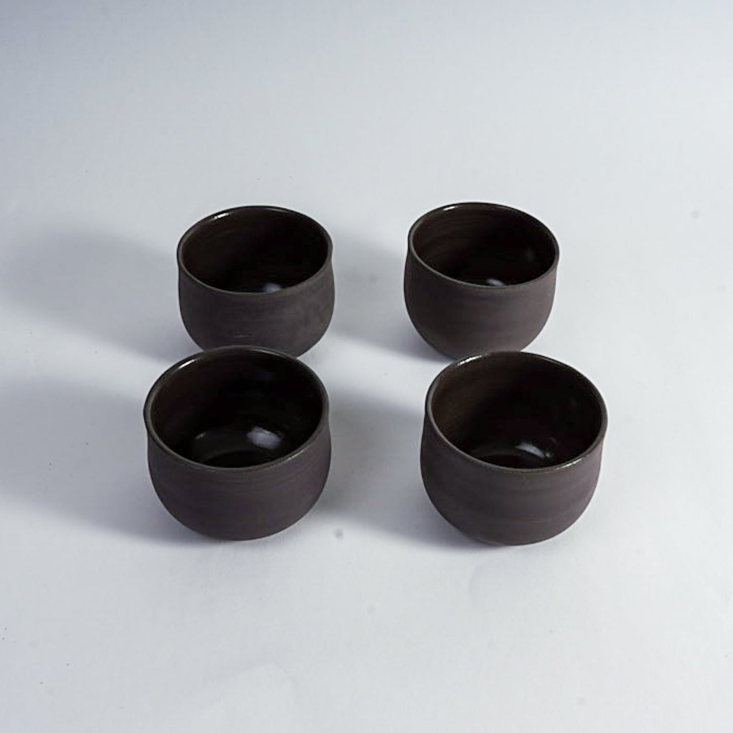 Ocha – Handmade teacup made of grey and black ceramic (325 ml)