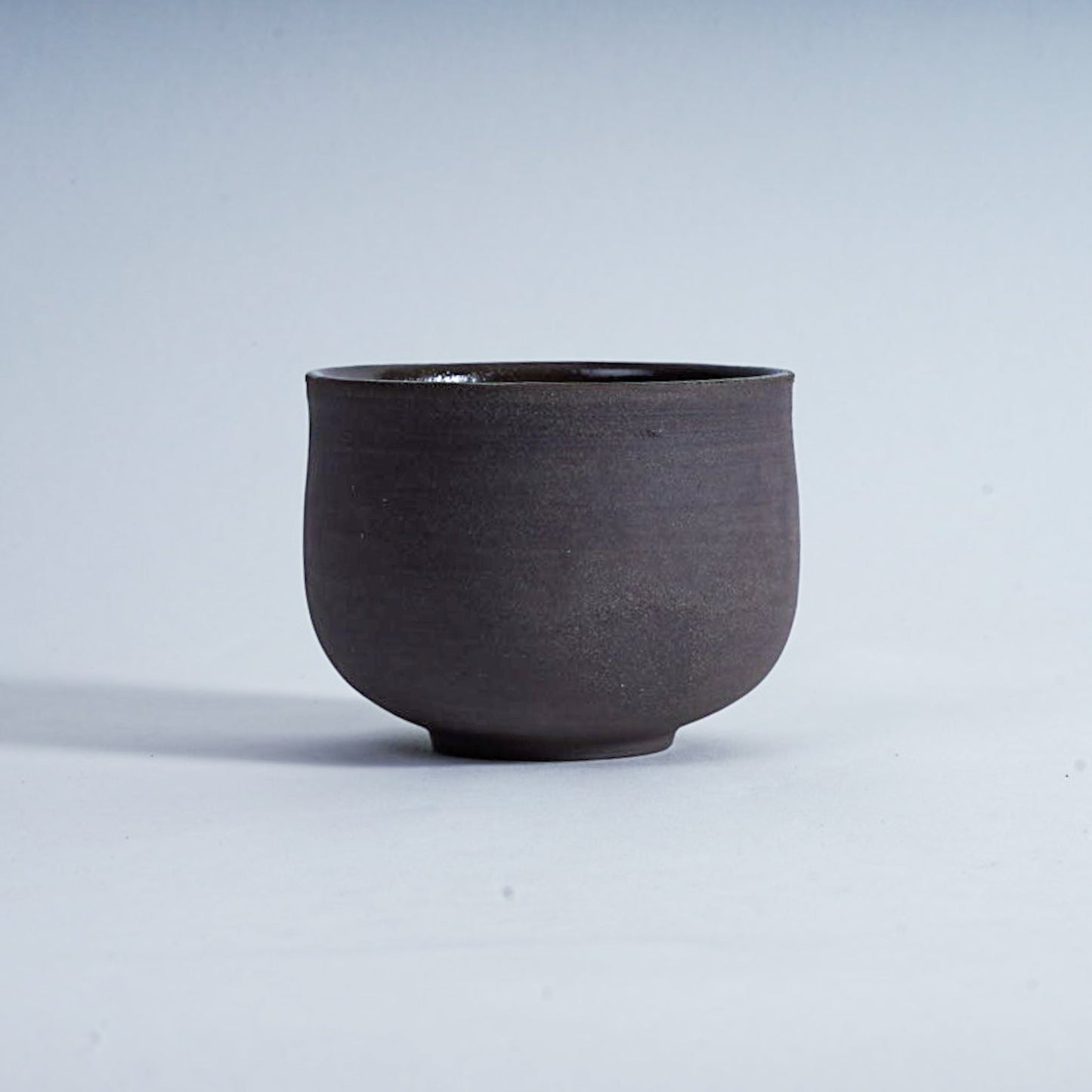 Ocha – Handmade teacup made of grey and black ceramic (325 ml)