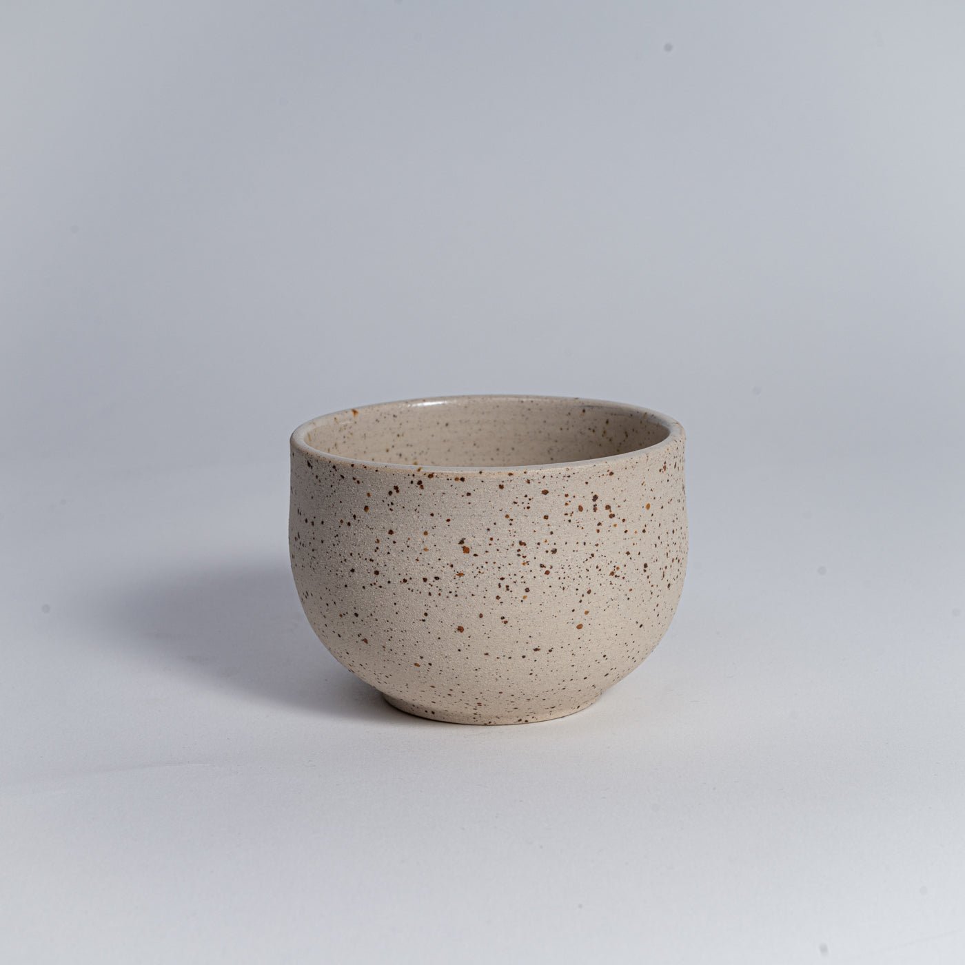 Ocha – Handmade teacup made of beige clay with spots (325 ml)