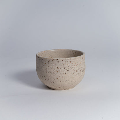 Ocha – Handmade teacup made of beige clay with spots (325 ml)