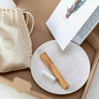 Palo Santo räuchern in Keramikschale für Yoga, Meditation und entspannte Raumenergie