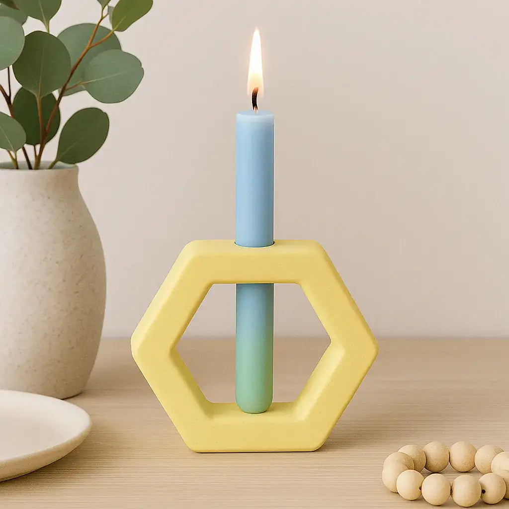 Sechseckiger Kerzenhalter für Stabkerzen – Minimalistisches Design trifft Handwerkskunst - by SteinKunstWerk | Deko aus nachhaltiger Herstellung