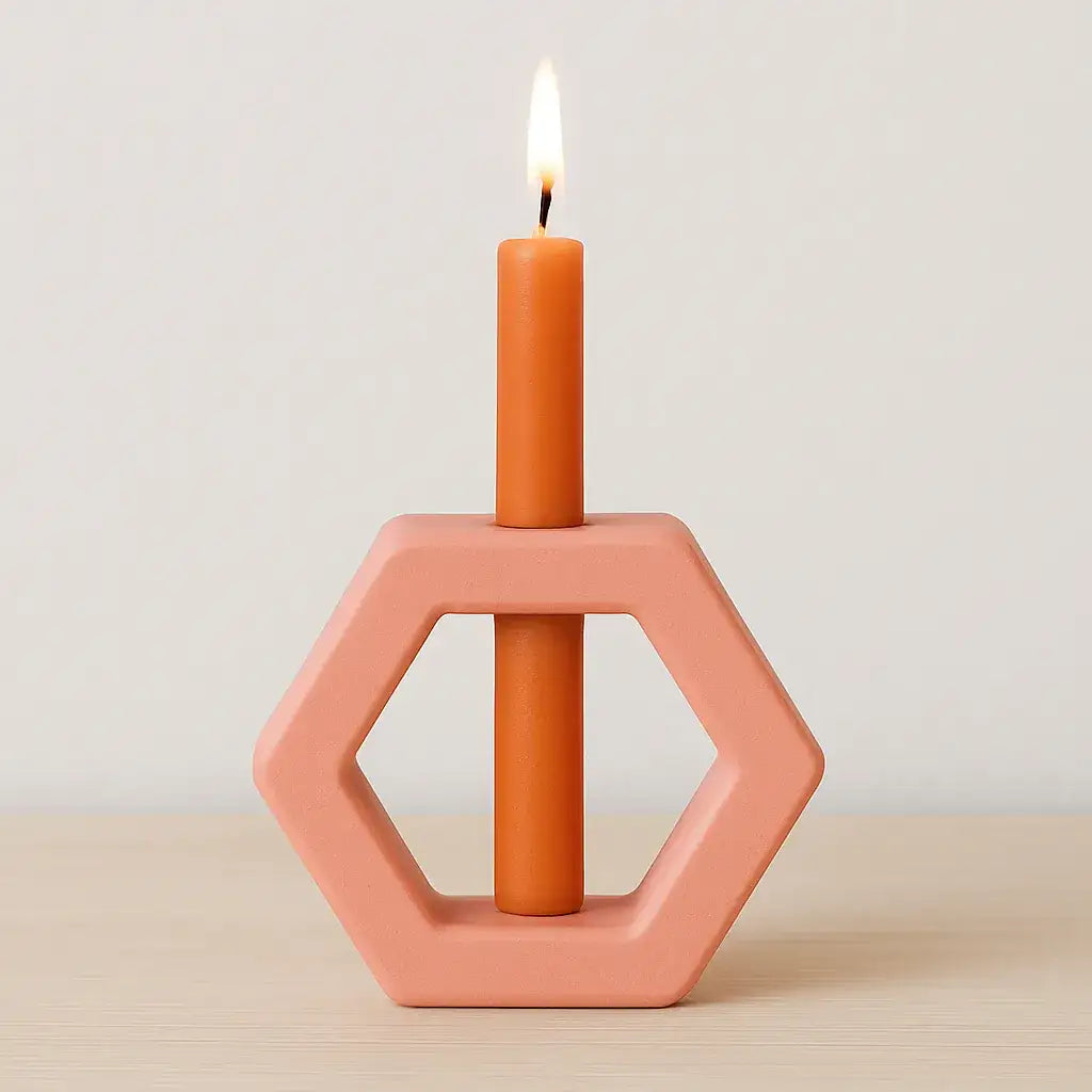 Sechseckiger Kerzenhalter für Stabkerzen – Minimalistisches Design trifft Handwerkskunst - by SteinKunstWerk | Deko aus nachhaltiger Herstellung
