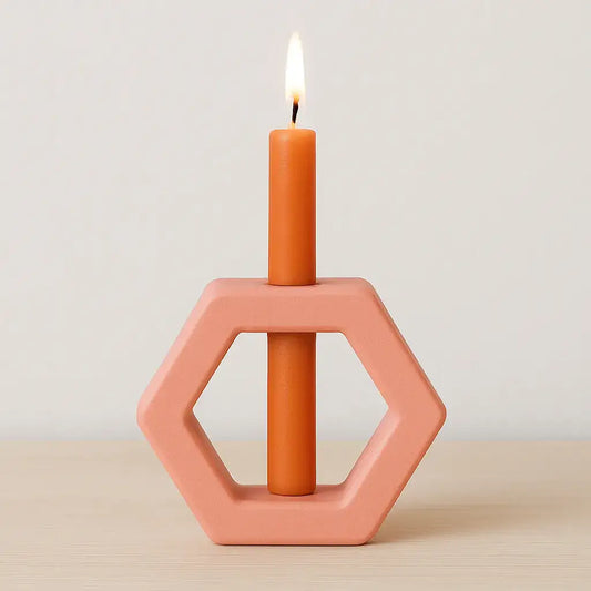 Sechseckiger Kerzenhalter für Stabkerzen – Minimalistisches Design trifft Handwerkskunst - by SteinKunstWerk | Deko aus nachhaltiger Herstellung