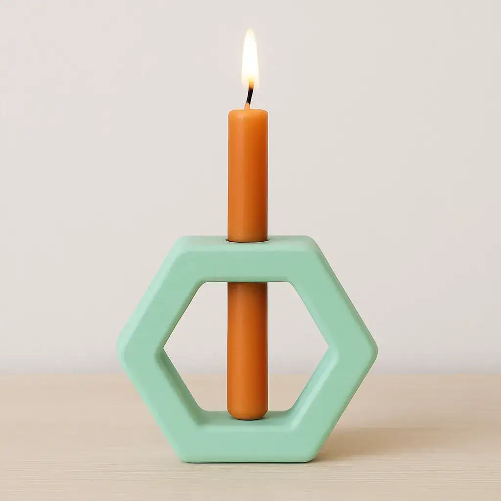 Sechseckiger Kerzenhalter für Stabkerzen – Minimalistisches Design trifft Handwerkskunst - by SteinKunstWerk | Deko aus nachhaltiger Herstellung
