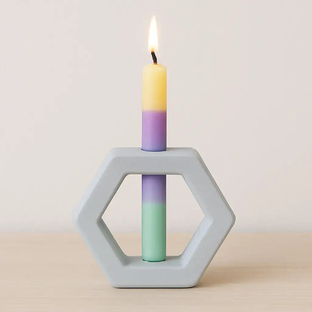 Sechseckiger Kerzenhalter für Stabkerzen – Minimalistisches Design trifft Handwerkskunst - by SteinKunstWerk | Deko aus nachhaltiger Herstellung
