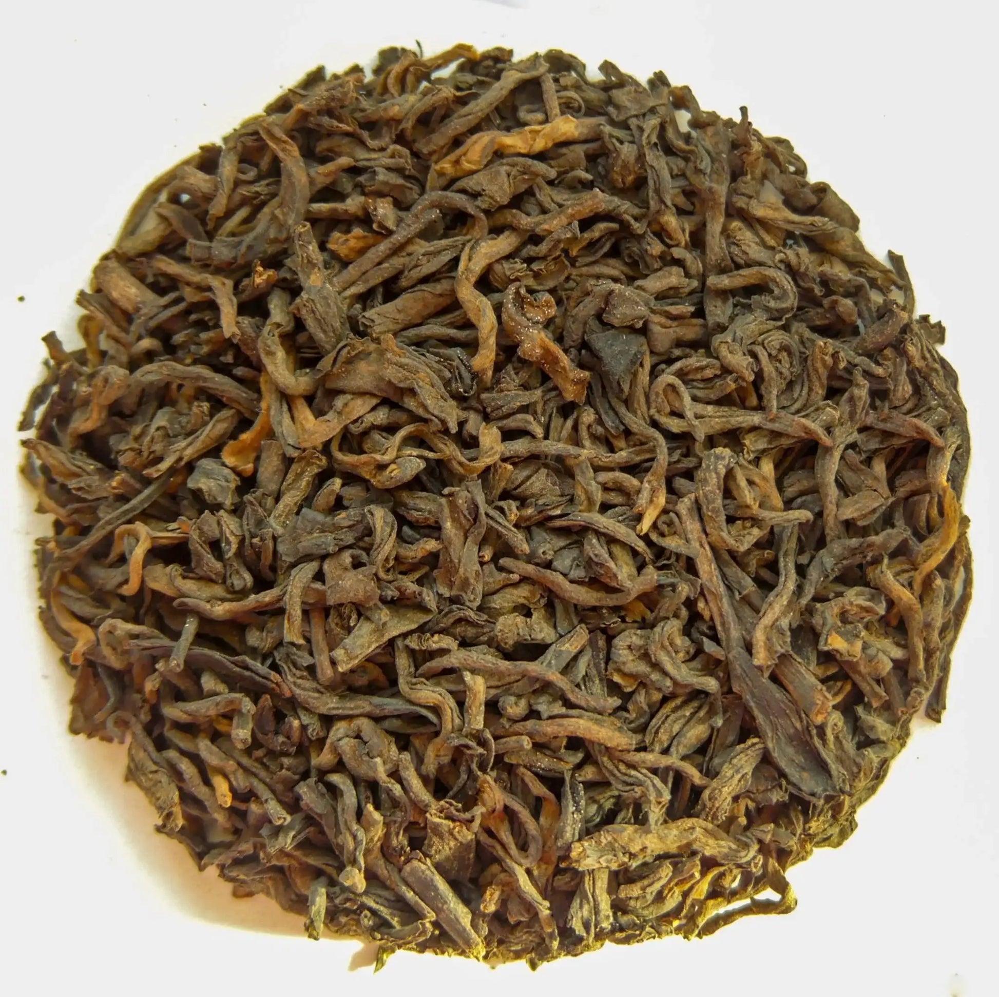 Shou Pu Erh Tee – fermentierte Teeblätter aus Yunnan, warm serviert und stimmungsvoll in Szene gesetzt.