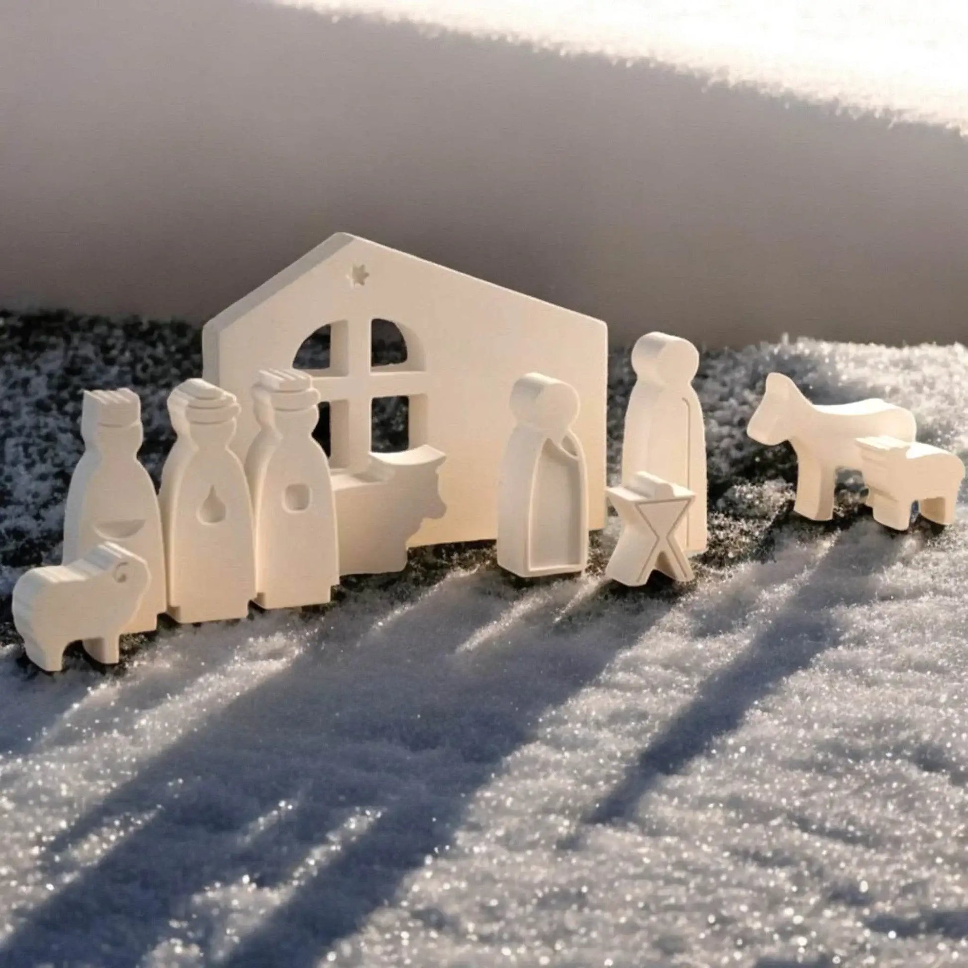 Kleine Weihnachtskrippe – Handgefertigte Figuren & Moderner Krippenstall - by SteinKunstWerk | Deko aus nachhaltiger Herstellung